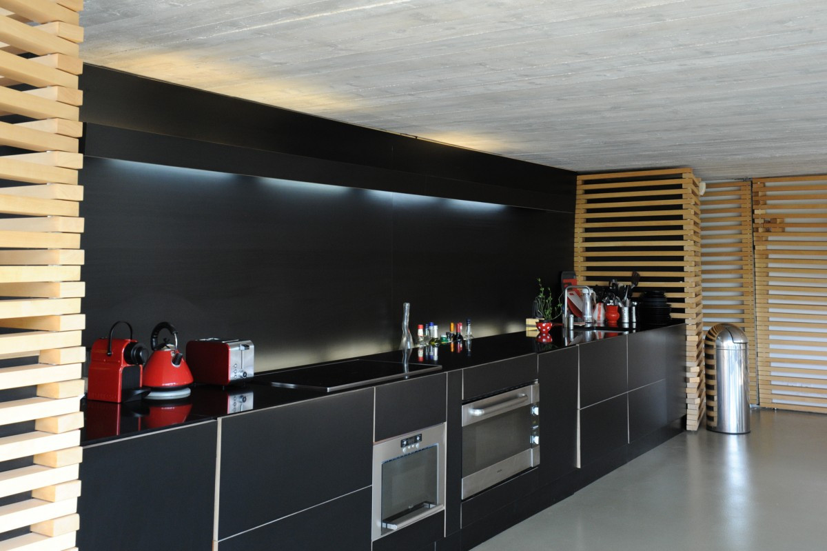 Khu bếp với nội thất màu đen sang trọng.
