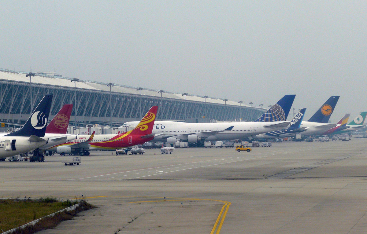 Tháng 6/2017, một chuyến bay từ sân bay Pudong, Thượng Hải phải tạm hoãn 5 giờ sau khi phát hiện một nữ hành khách lớn tuổi ném xu vào động cơ máy bay để cầu may. Ảnh: Henry Tenby.