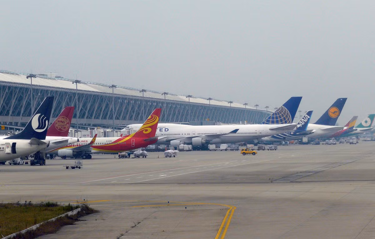 Tháng 6/2017, một chuyến bay từ sân bay Pudong, Thượng Hải phải tạm hoãn 5 giờ sau khi phát hiện một nữ hành khách lớn tuổi ném xu vào động cơ máy bay để cầu may. Ảnh: Henry Tenby.