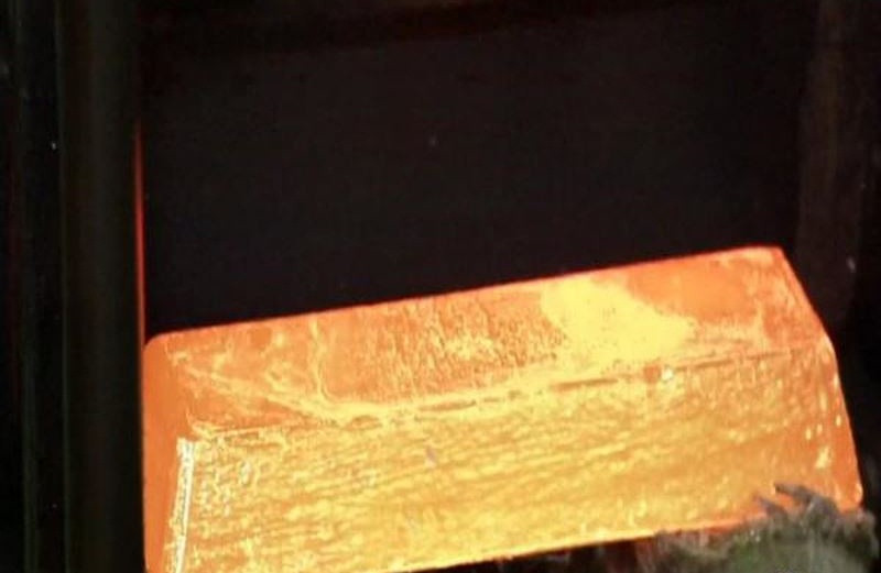 Khi vàng rắn, các thỏi vàng được lấy ra khỏi khuôn. Ảnh: CNBC.