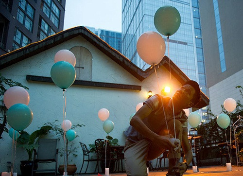 Khách hàng sử dụng dịch vụ tỏ tình sẽ được bao trọn gói, từ khâu tư vấn cho đến thực hiện các ý tưởng tỏ tình. Ảnh: Dân Việt.