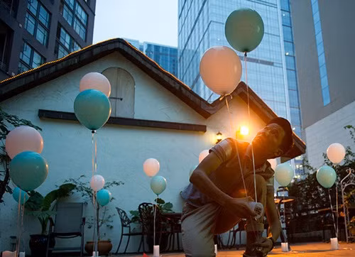 Khách hàng sử dụng dịch vụ tỏ tình sẽ được bao trọn gói, từ khâu tư vấn cho đến thực hiện các ý tưởng tỏ tình. Ảnh: Dân Việt.