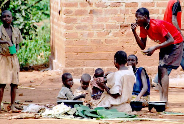 Là một quốc gia kém phát triển do chiến tranh du kích kéo dài đến tận 20 năm, mức lương tối thiểu tại Uganda thấp tới mức khó tin, chỉ là 0,01 USD (tương đương với 1,7 USD/tháng, 22 USD/năm. Ảnh: Businessfocus.