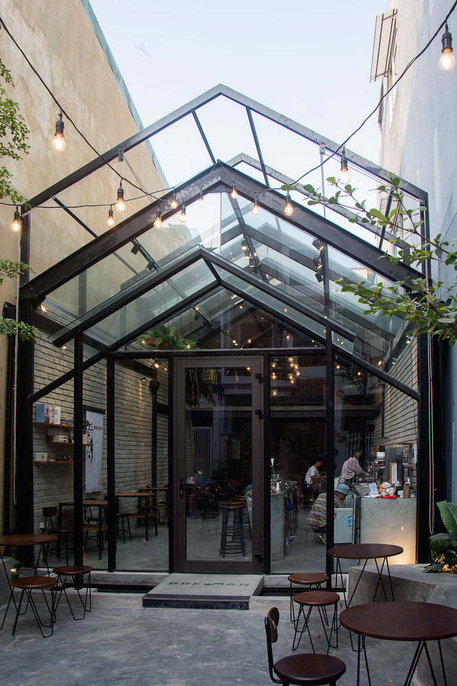 Thêm nữa, phía trên mái kính còn có một mái di động giúp che chắn trong những giờ nắng gắt nhất. Nguồn ảnh: To Huu Dung.