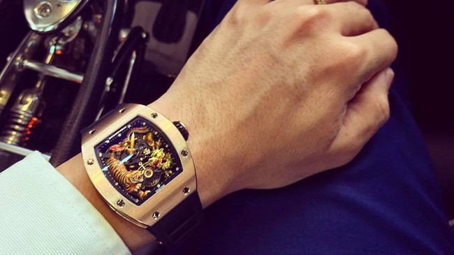 Đáng chú ý nhất là chiếc đồng hồ thương hiệu Richard Mille có giá 18 tỷ đồng. Ảnh: FBNV.