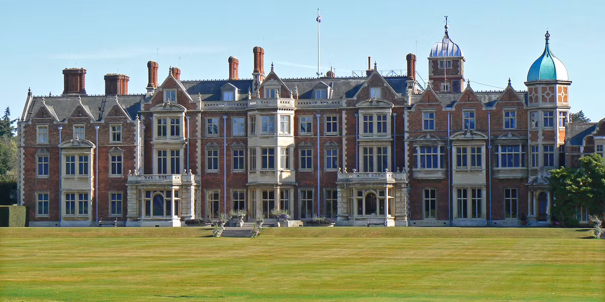 Tòa lâu đài Sandringham, Norfolk rộng 8.000 ha được Nữ hoàng Victoria mua năm 1862 và truyền lại cho những người kế vị. Ảnh: Tour Norfolk.