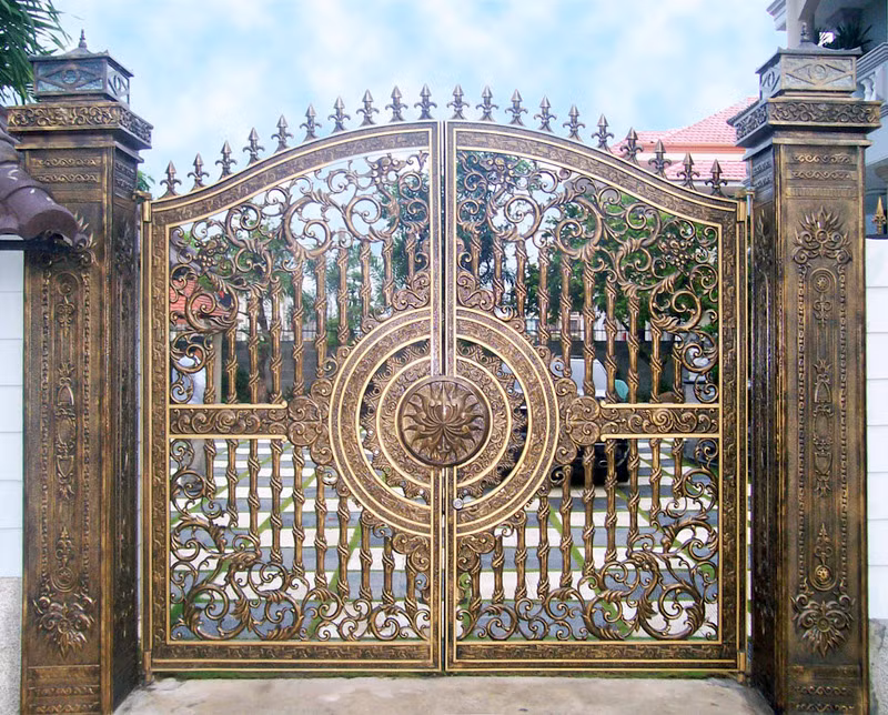 Cổng đúc nguyên khối từ hợp kim nhôm có thiết kế cầu kỳ. Ảnh: Congbietthu.