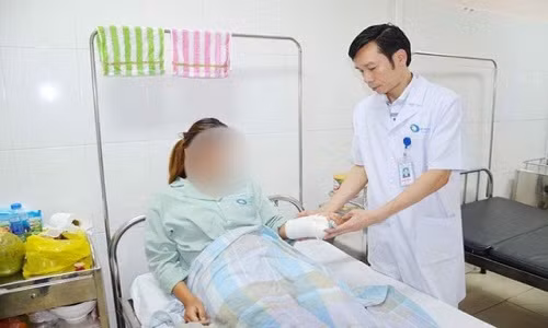 Nữ sinh điều trị tại viện