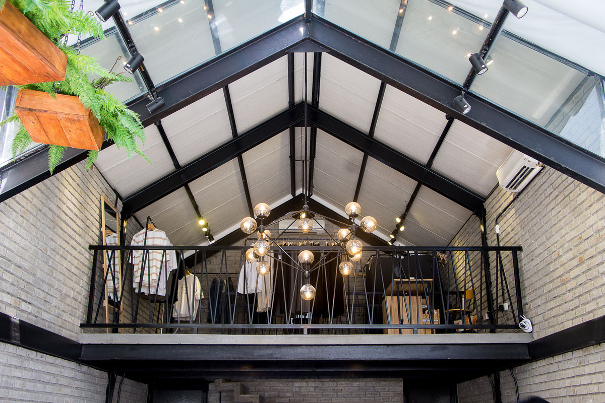 Khách vừa uống cà phê vừa có thể chọn ngắm và chọn vài bộ đồ yêu thích.