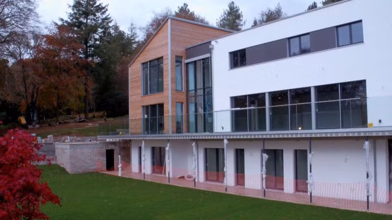 Trên khu đất rộng 7 mẫu, vợ chồng Richard và Nikki muốn xây cho gia đình một tổ ấm hoàn hảo và độc đáo.