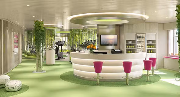 Bên trong du thuyền có 17 nhà hàng, 23 quầy bar, sòng bạc, tường leo núi, công viên nước, sân golf mini, phòng tập gym và spa.