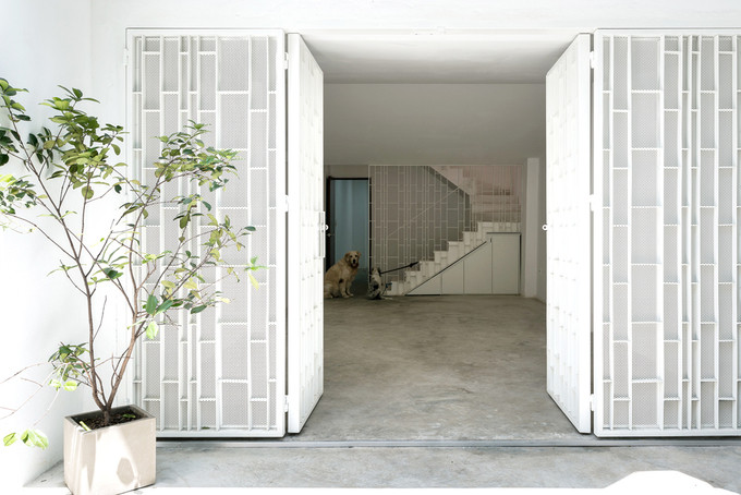 Nhóm kiến trúc sư của Sawadeesign cố gắng xử lý vấn đề thông gió chiếu sáng cho công trình nhưng vẫn đảm bảo không làm thay đổi nhiều về kết cấu.