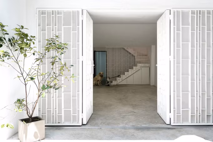 Nhóm kiến trúc sư của Sawadeesign cố gắng xử lý vấn đề thông gió chiếu sáng cho công trình nhưng vẫn đảm bảo không làm thay đổi nhiều về kết cấu.