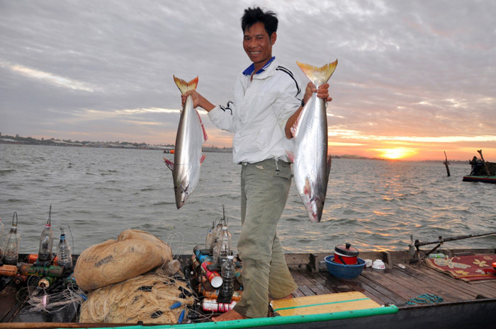 Vào mùa cá bông lau, người kém may mắn nhất cũng bắt được 20-30 con, còn bình thường thì từ 60-70 con. Ảnh: Zing.