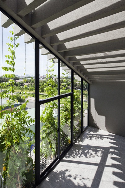 Thiết kế mở 3 chiều giúp lưu thông gió và ánh sáng cho ngôi nhà 5 tầng.