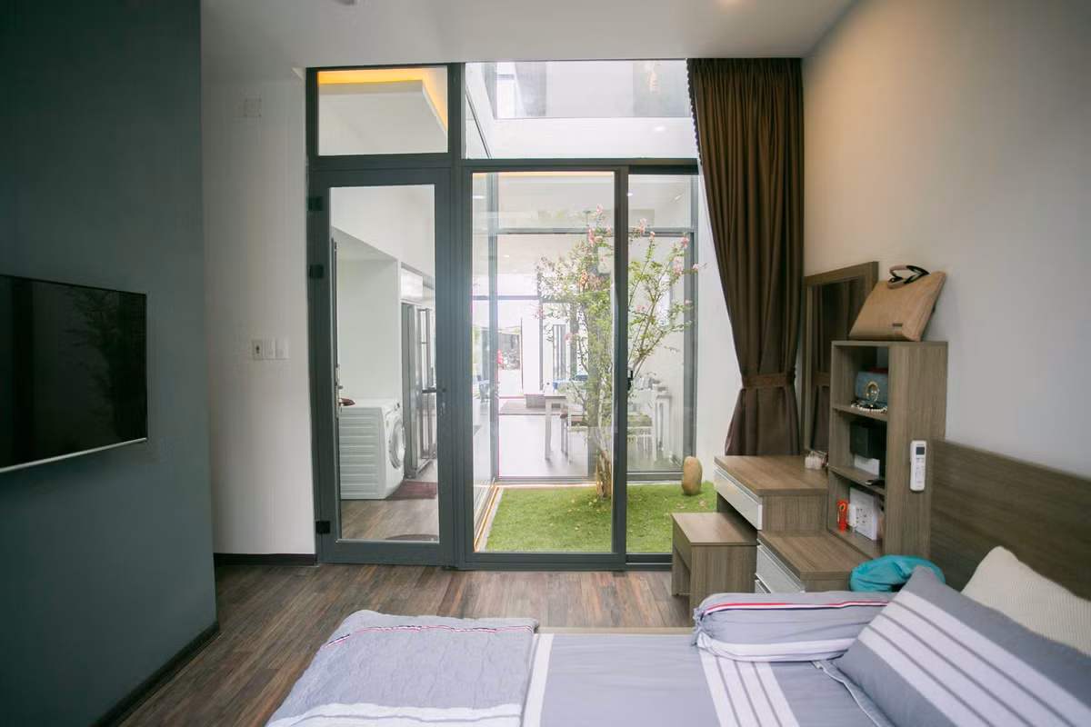 Cửa kính trong suốt cho tầm nhìn không bị gián đoạn.