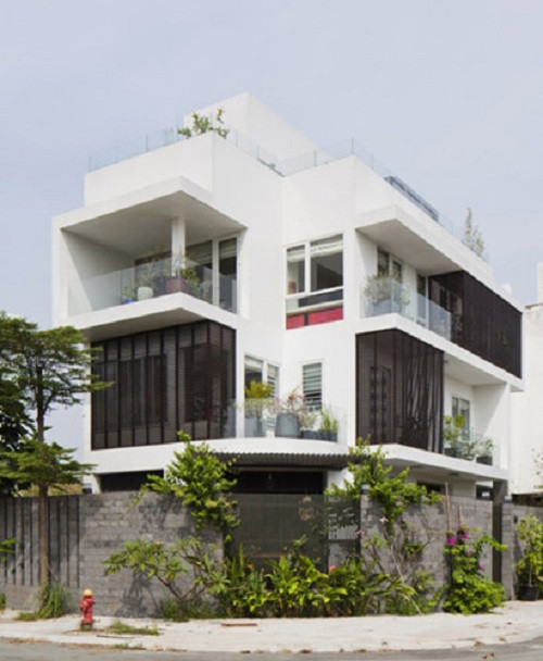 Màu trắng kem cho ngoại thất biệt thự thêm phần tinh tế. Ảnh: Thietkebietthupho.