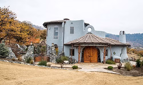 Ngôi nhà nằm ở Oregon được trang trí bắt mắt bằng những tác phẩm điêu khắc bằng gỗ