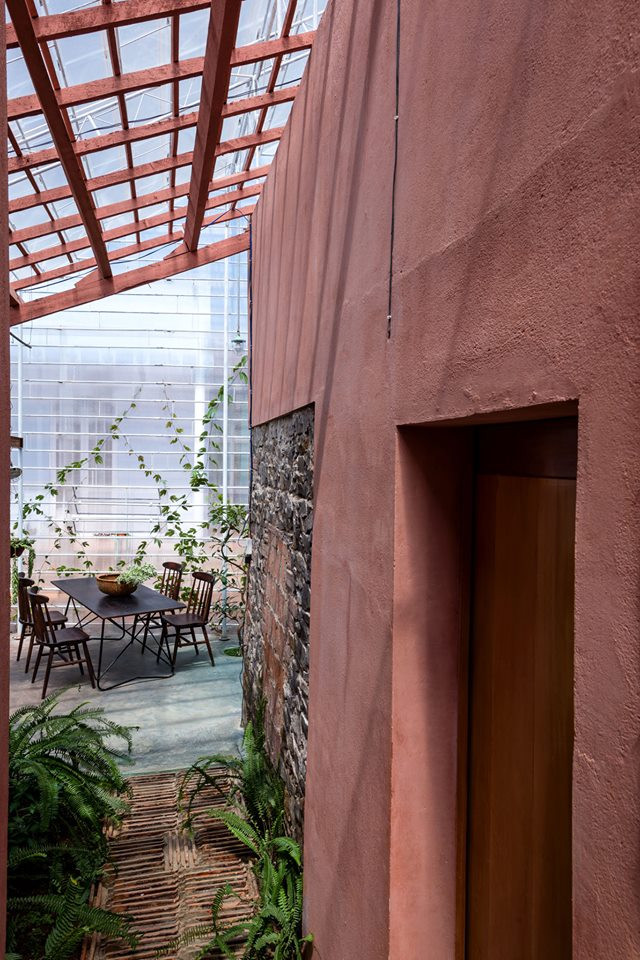 Nội thất gỗ chủ đạo gợi cảm giác mộc mạc, xưa cũ.