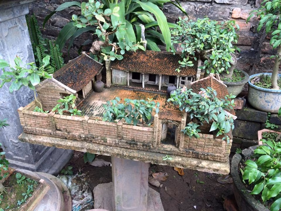 Tiểu cảnh làng quê với ngôi nhà mang đậm phong cách Bắc Bộ. Ảnh: Tieucanhsanvuon.