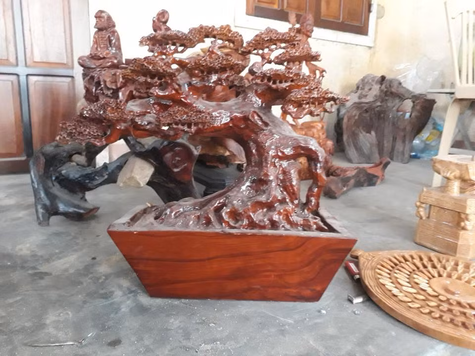 Cây tùng gỗ hương với chi tiết chạm khắc tinh xảo. Ảnh: FB Tu Tran Van.
