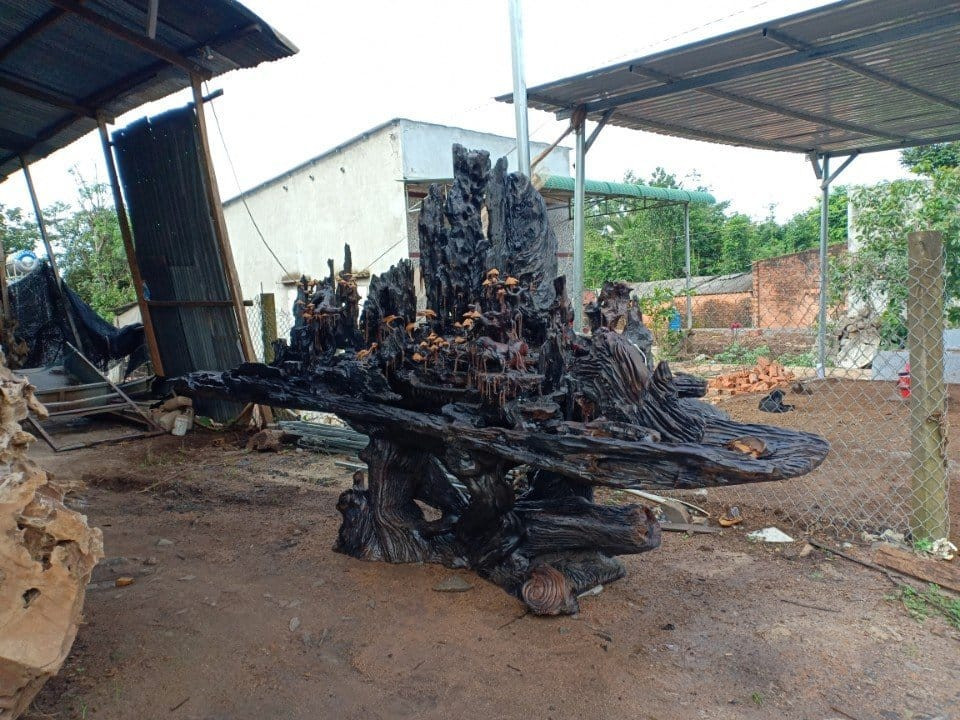 Thuyền gỗ tiểu cảnh dài 4m, cao 2m với nhiều chi tiết sắc nét. Ảnh: FB Trần Thị Hường.