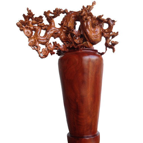 Bình hoa mai bonsai cao 70cm, rộng tán 60cm, được đục thủ công trên khối gỗ hương. Ảnh: Mynghevansau.