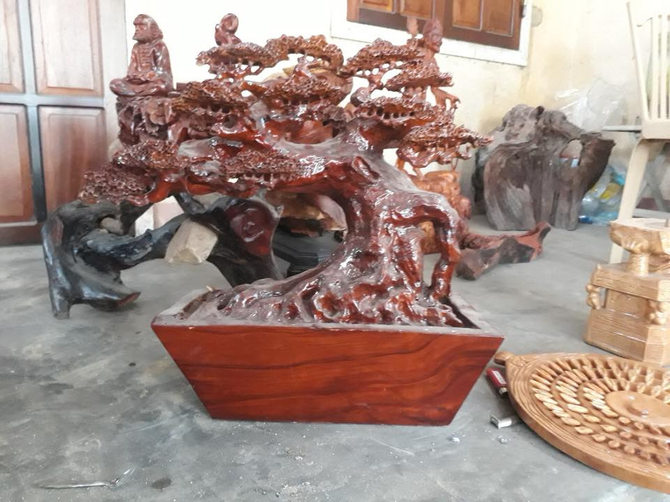 Cây tùng gỗ hương với chi tiết chạm khắc tinh xảo. Ảnh: FB Tu Tran Van.