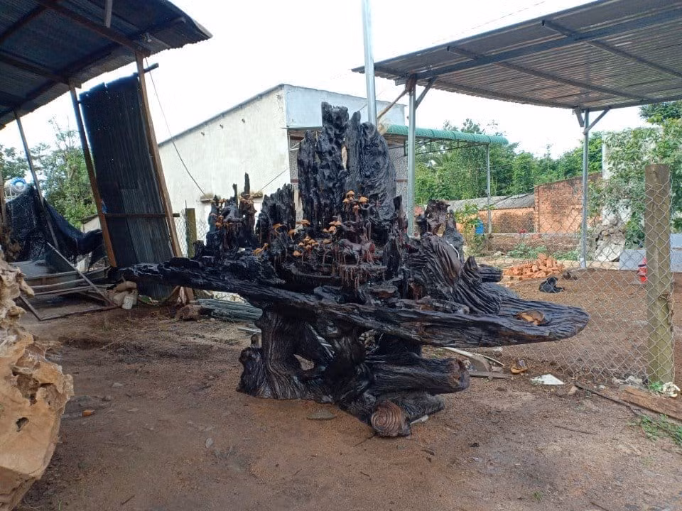 Thuyền gỗ tiểu cảnh dài 4m, cao 2m với nhiều chi tiết sắc nét. Ảnh: FB Trần Thị Hường.