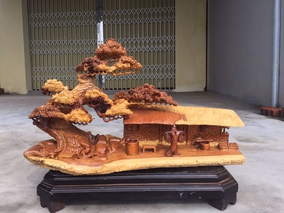 Tiểu cảnh bonsai bằng gỗ hương phù hợp trang trí phòng khách hoặc bàn làm việc. Ảnh: FB Hai Tran.