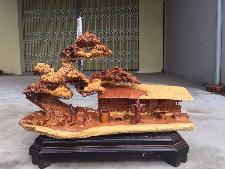 Tiểu cảnh bonsai bằng gỗ hương phù hợp trang trí phòng khách hoặc bàn làm việc. Ảnh: FB Hai Tran.