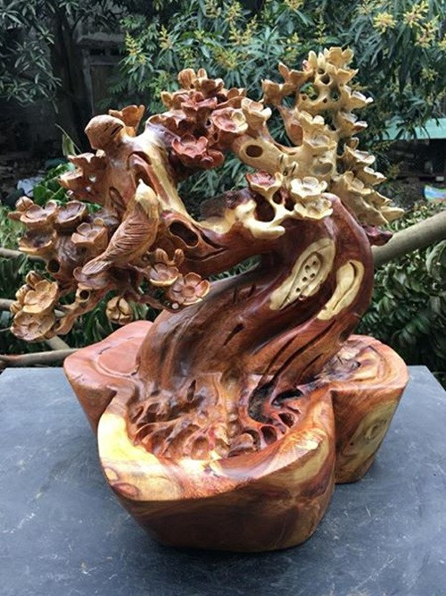 Chậu bonsai mai được chế tác từ gỗ hương nguyên khối cầu kỳ. Ảnh: FB Mỹ Nghệ Đà Thành.