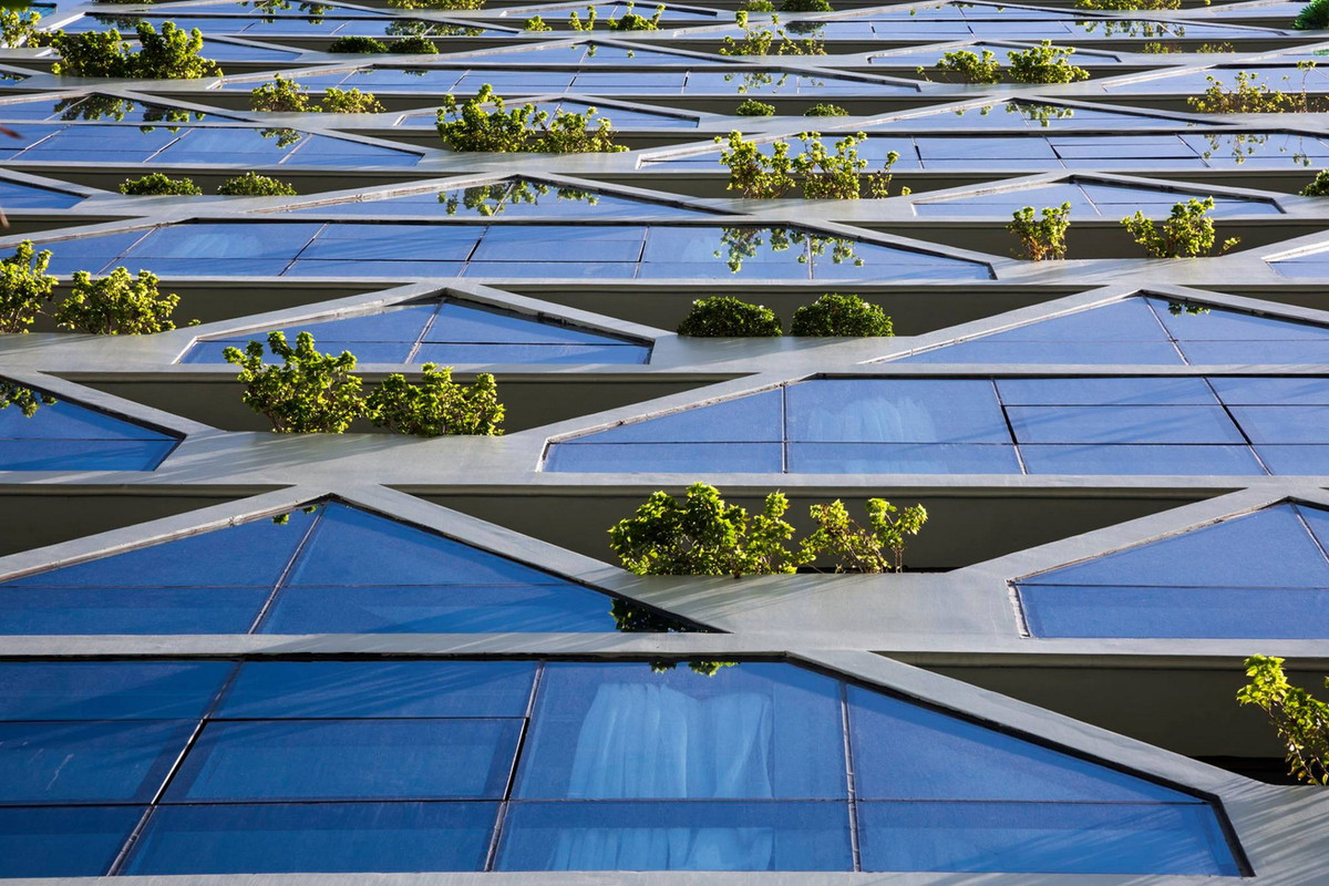 Hơn 120 chậu cây được thiết kế khéo léo toàn bộ mặt đứng công trình tại các vị trí phòng nghỉ của khách sạn.