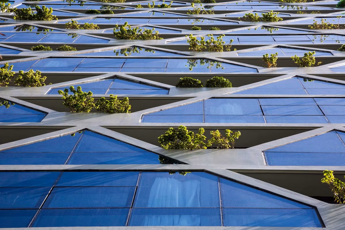 Hơn 120 chậu cây được thiết kế khéo léo toàn bộ mặt đứng công trình tại các vị trí phòng nghỉ của khách sạn.