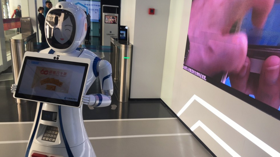 Tại sảnh chờ có một chú robot chuyên trả lời các câu hỏi hay thắc mắc cho khách hàng. Ảnh: SCMP.