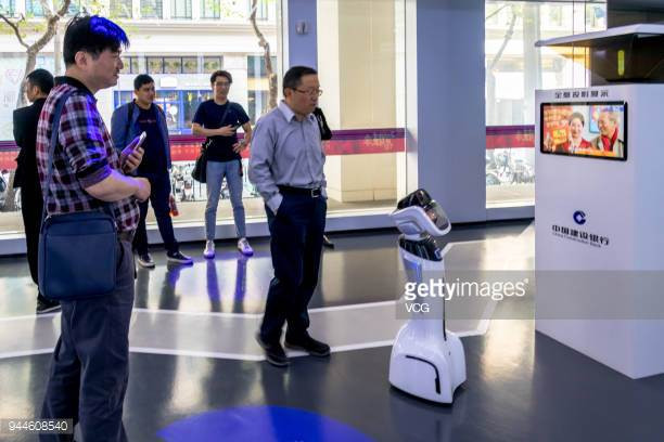 Sau đó, khách lấy số thứ tự từ trợ lý robot. Ảnh: Getty Images.
