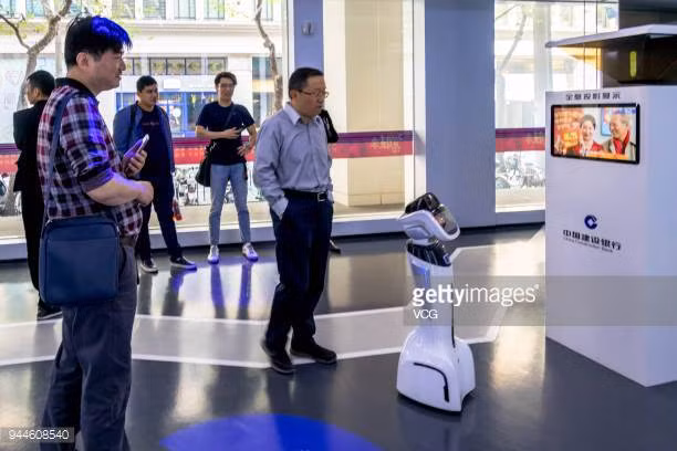 Sau đó, khách lấy số thứ tự từ trợ lý robot. Ảnh: Getty Images.