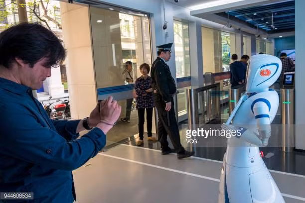 Chi nhánh ngân hàng sử dụng robot như hoạt động như một phép thử nhằm thu hút ý kiến khách hàng. Ảnh: Getty Images.