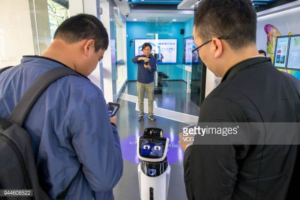 Khách hàng giàu có cần sự trợ giúp của con người, họ sẽ đến một phòng dành riêng cho việc trao đổi từ xa với quản lý quan hệ khách hàng. Ảnh: Getty Images.