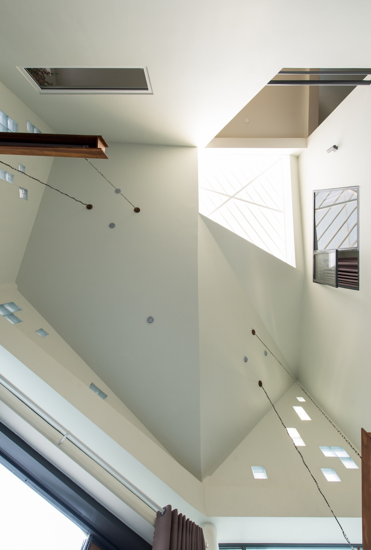 Khoảng thông tầng rộng giúp tạo chiều sâu cho phòng khách.