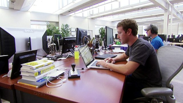 Bàn làm việc của Mark Zuckerberg thường xuyên có một chồng sách mà anh tự thách thức bản thân phải đọc hết "Year of Books". Ảnh: BI.