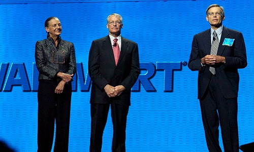 Ông kết hôn với Helen Ronson và có 4 người con: Rob, John, Jim và Alice. Các anh em nhà Walton nắm 50% cổ phần công ty. Bloomberg ước tính, tổng tải sản của họ khoảng 151,5 tỷ USD và là gia tộc giàu nhất thế giới.