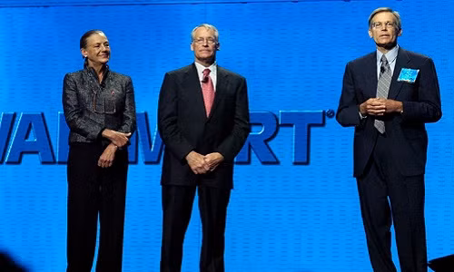 Ông kết hôn với Helen Ronson và có 4 người con: Rob, John, Jim và Alice. Các anh em nhà Walton nắm 50% cổ phần công ty. Bloomberg ước tính, tổng tải sản của họ khoảng 151,5 tỷ USD và là gia tộc giàu nhất thế giới.