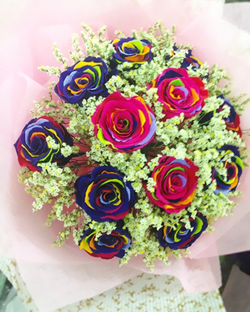 Bó hoa hồng 7 màu xuất xứ từ Anh trở thành món quà 8/3 độc đáo với giá hàng chục triệu đồng. Ảnh: Hoahongxanh.