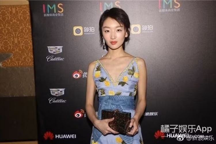 Châu Đông Vũ được biết là nữ diễn viên sở hữu thân hình khá thấp bé nhẹ cân. Trong những bức ảnh chưa chỉnh sửa, mỹ nhân Hoa ngữ càng lộ rõ vóc dáng gầy gò, thiếu sức sống.