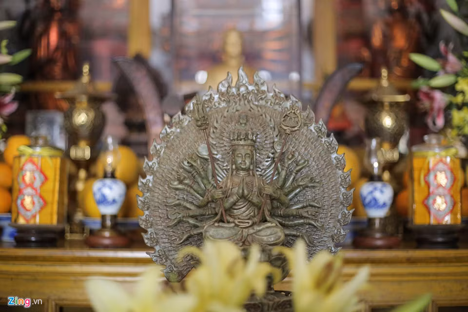 Tượng Quan Âm nghìn tay nghìn mắt, nghìn tay bằng đồng tượng trưng cho Phật pháp và thần lực của nhà Phật cứu độ chúng sinh được đặt trước gian thờ.