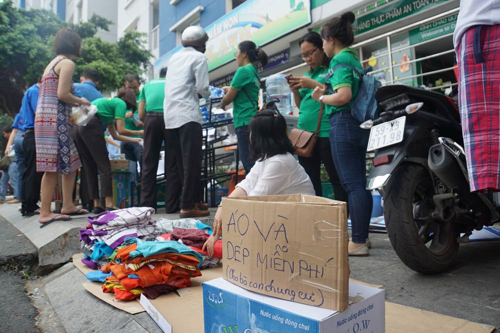 Ngoài ra còn có cả áo quần, dép