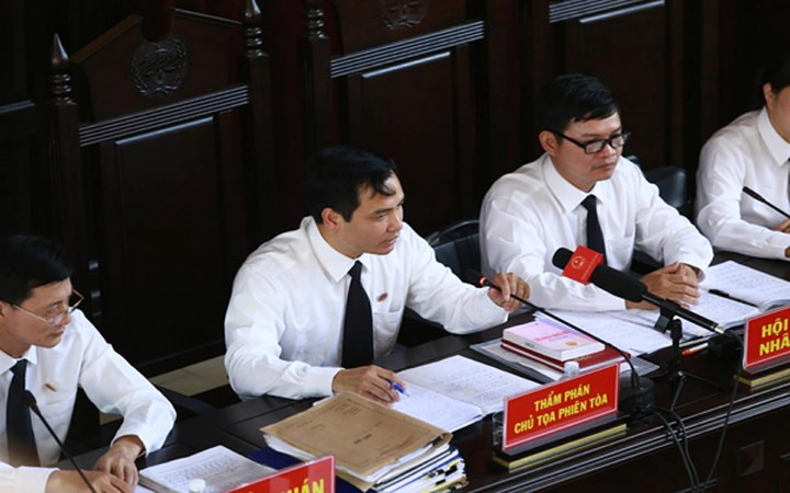 Ở một diễn biến khác, trong phiên tòa sáng 22/5, sau khi HĐXX công bố lời khai ông Trương Quý Dương và ông Trần Đình Thắng, 3 bị cáo đồng loạt phản bác lời khai của hai người này. Bác sỹ Lương tiếp tục cho rằng bản thân không được giao nhiệm vụ quản lý đơn nguyên thận nhân tạo như lời khai của ông Dương.