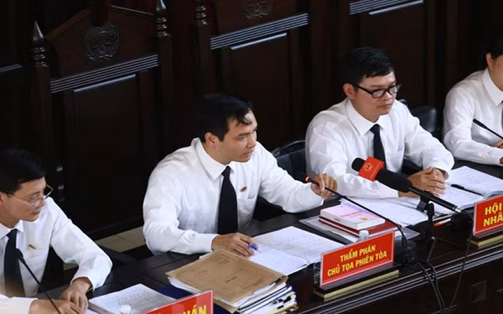 Ở một diễn biến khác, trong phiên tòa sáng 22/5, sau khi HĐXX công bố lời khai ông Trương Quý Dương và ông Trần Đình Thắng, 3 bị cáo đồng loạt phản bác lời khai của hai người này. Bác sỹ Lương tiếp tục cho rằng bản thân không được giao nhiệm vụ quản lý đơn nguyên thận nhân tạo như lời khai của ông Dương.