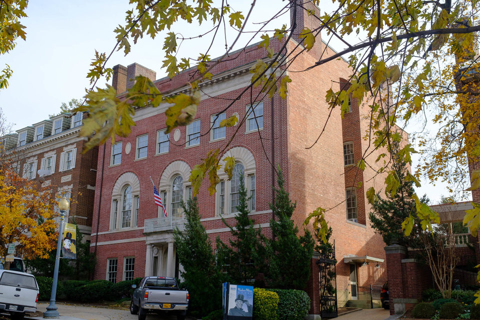 Biệt thự của tỷ phú Jeff Bezos có diện tích 2.500 m2, bao gồm hai khu nhà 4 tầng với 10 phòng ngủ.